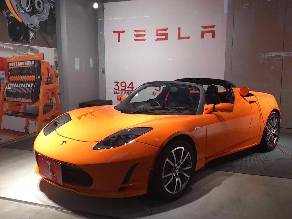 Tesla_Roadster_Japanese_display